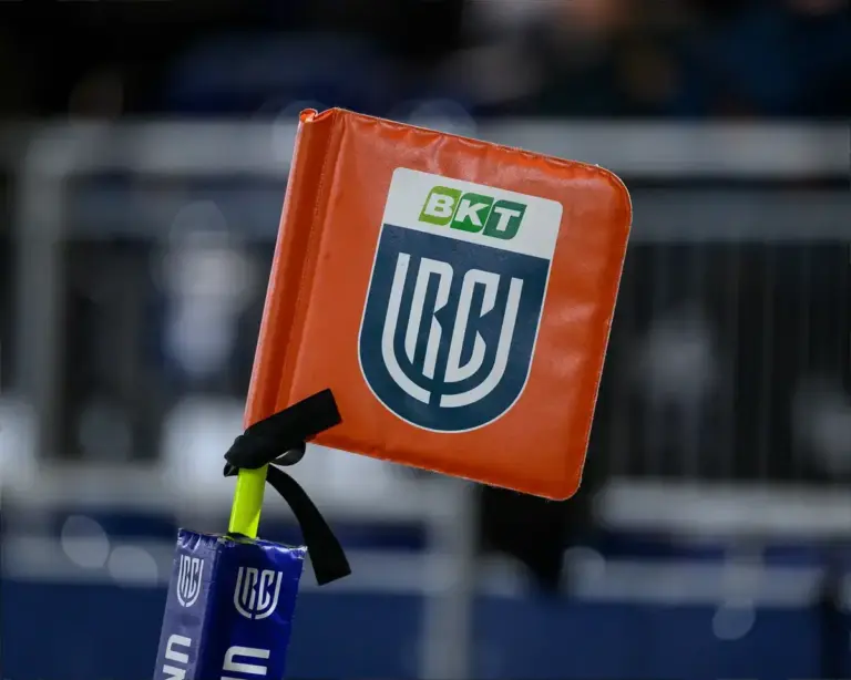 How many points are needed to qualify for the United Rugby Championship top eight?