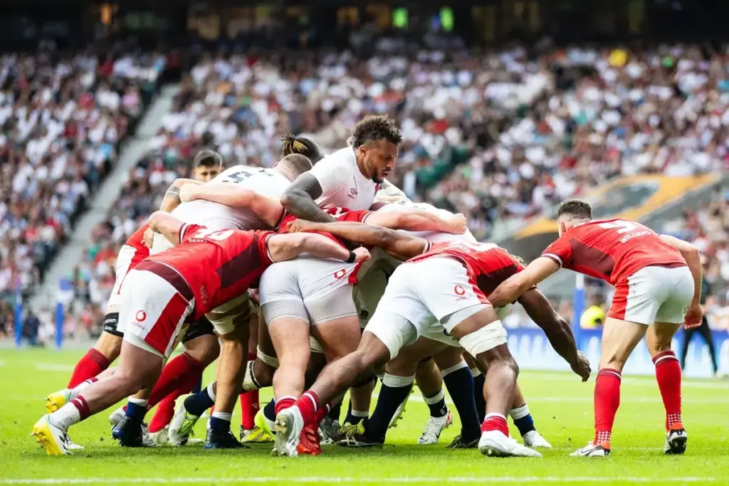 What is a maul in rugby union?