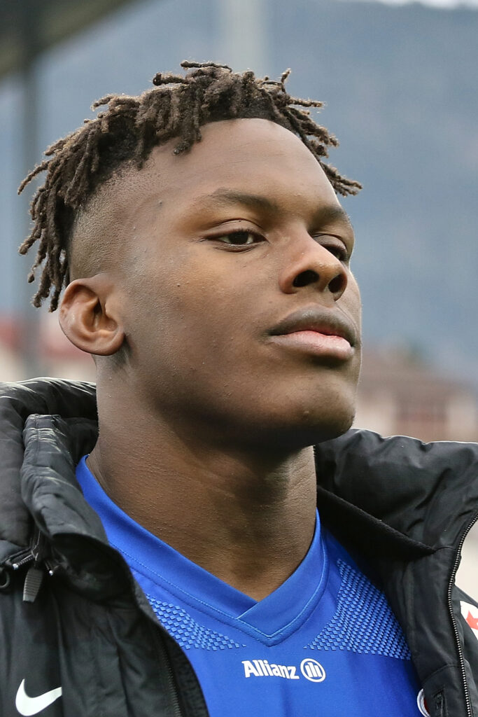 Maro Itoje carries for Saracens in 2015. Photo: Clément Bucco-Lechat / Wikimedia Commons / CC BY-SA 3.0