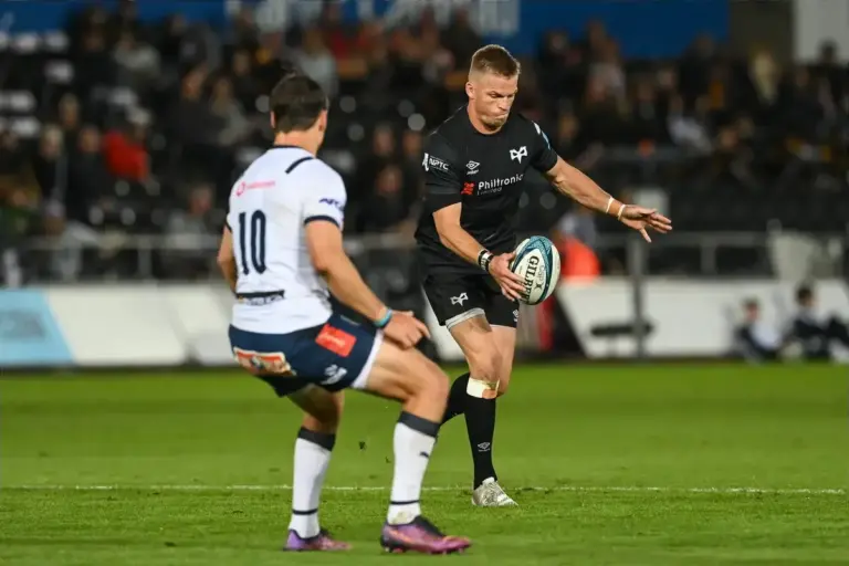 Gareth Anscombe joins Scarlets following exit from Bayonne
